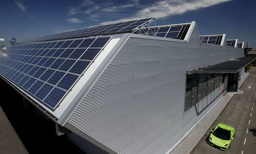 Солнечные батареи на крыше завода в Сант' Агате