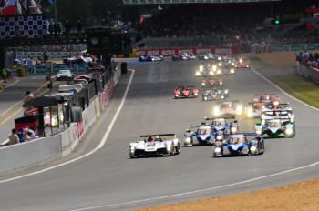 Старт 24 часовых гонок на трассе Ле Ман (Le Mans)